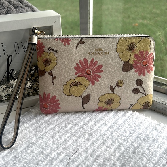 Coach floral wristlet. NWT, HOST PICK! - Picture 4 of 12